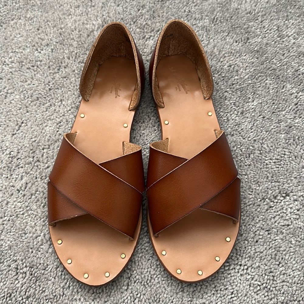 Universal thread sandals